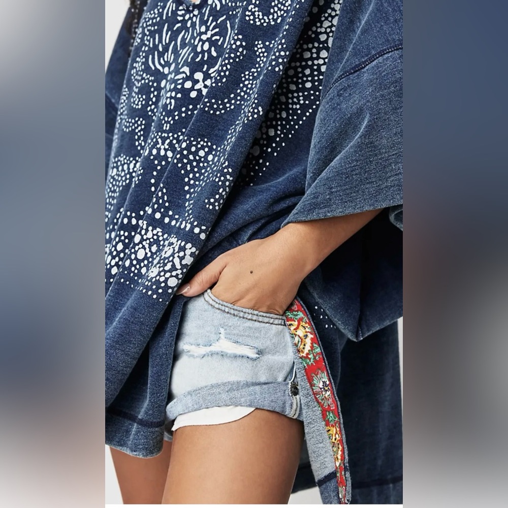 NWOT FP Free People On The Block
Poncho Denim Paisley Bandana Contrast Hem Blue - Picture 4 of 4